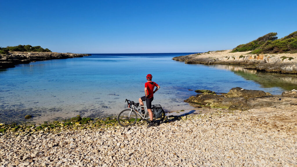 Ciclista sulla Ciclovia del Salento Ionico - Sulle tracce del Giro d'italia - Credits-Roberto-Guido_Ciclonica