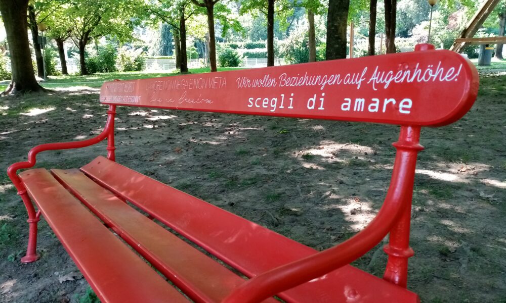Una delle panchine con le poesie incise nella Passeggiata Gilf a Merano